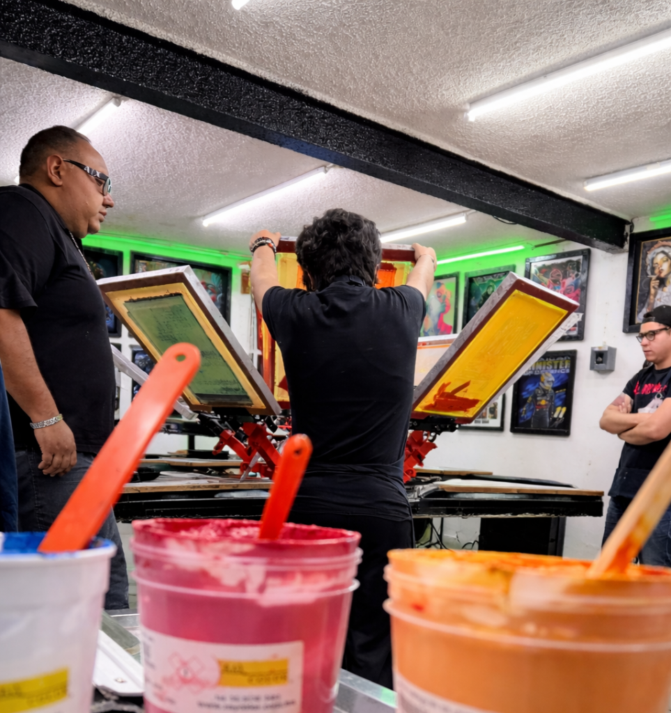 Curso de serigrafía Menta estudio, hombres imprimiendo y trabajando en pulpo de serigrafía