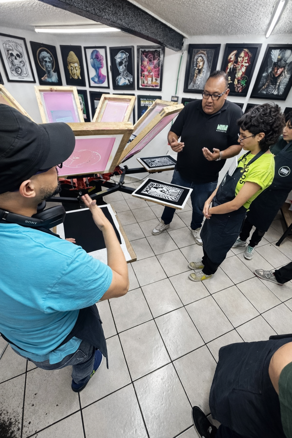 Alumno imprimiendo en taller de serigrafía