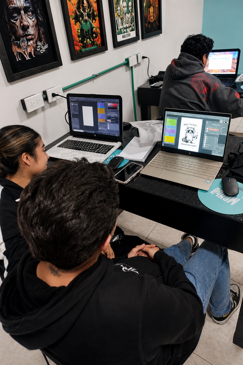 alumnos revisando sus computadores y diseños