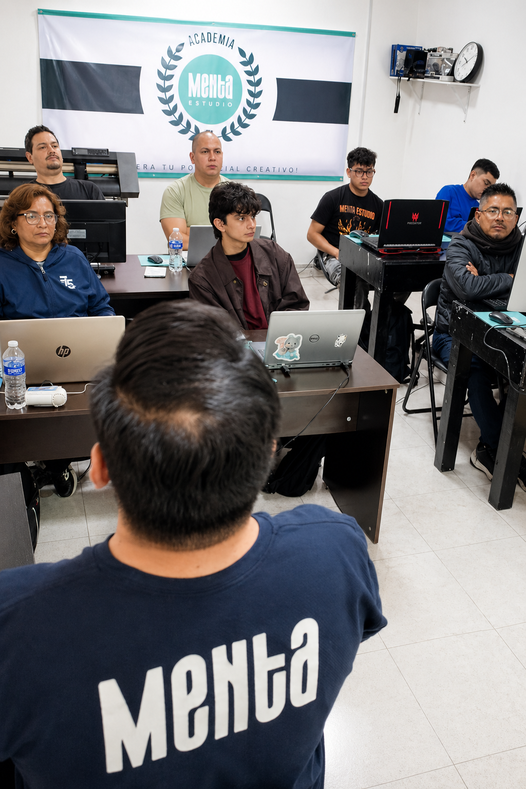 alumnos tomando clase de diseño para serigrafía